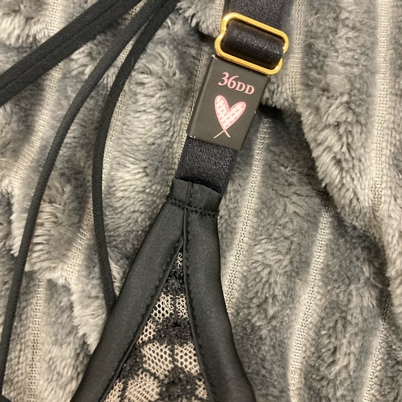 Victoria’s Secret 36DD Unlined Plunge Bra - Picture 5 of 6